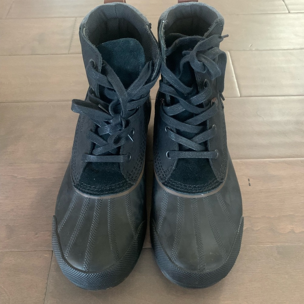 New black men’s boots by Sorel